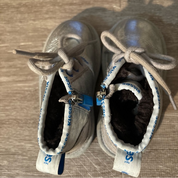 UGG Kisses Kids Silver Boots Sz 9 Pre-Owned - Picture 5 of 6